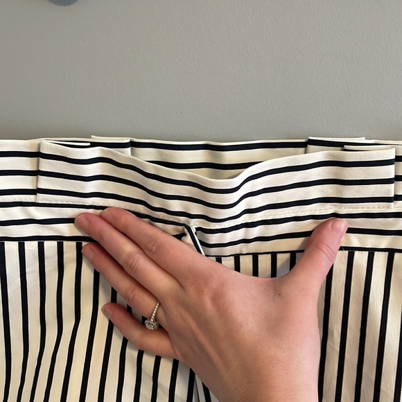 Dalia Tailored Paper Bag Waist Shorts (Dark Navy/Cream) size US 8 - Picture 9 of 9